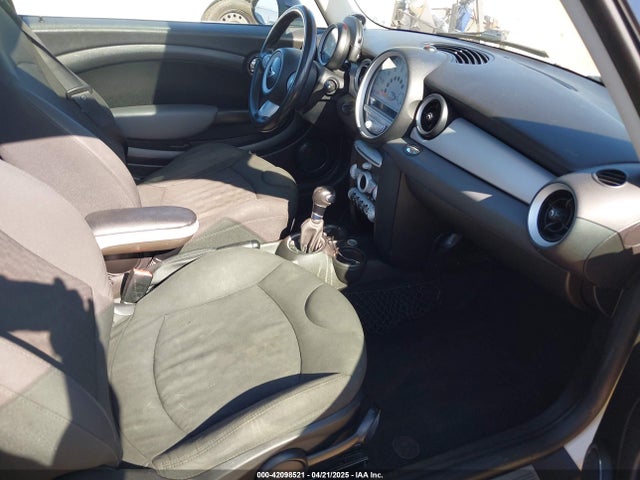 2010 MINI COOPER WMWMF3C59ATZ66563 Photo 4