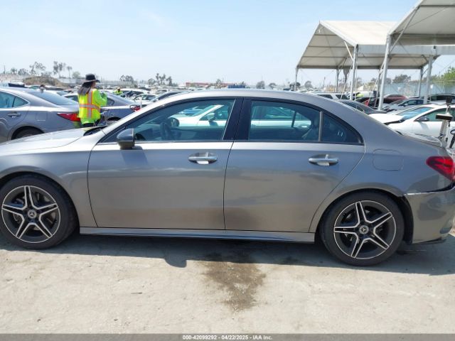 WDD3G4EB6KW002500 Mercedes-Benz A 220