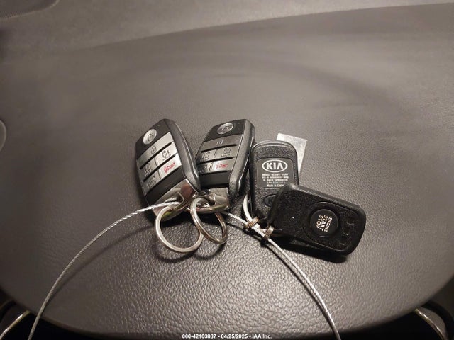 KNDMB5C13G6214114 KIA SEDONA LX