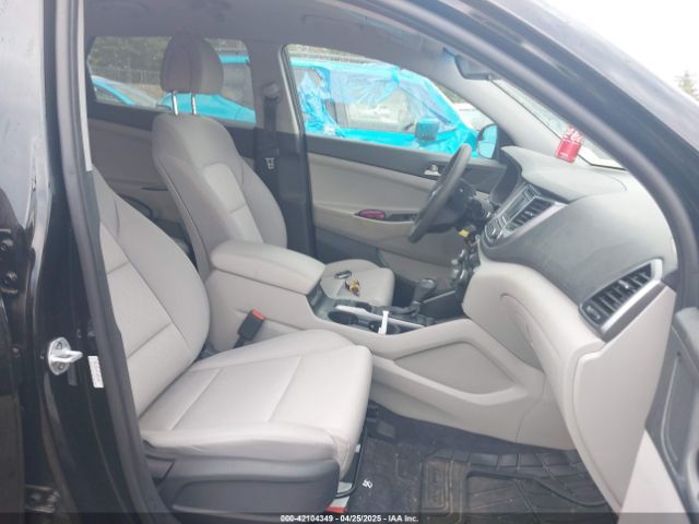KM8J2CA47JU820390 Hyundai TUCSON SE