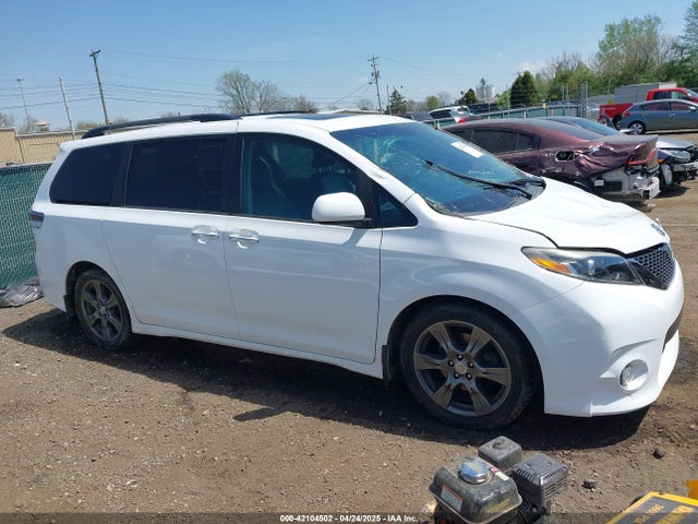 5TDXZ3DCXHS883219 Toyota Sienna Se Premium 8 Passenger
