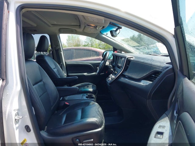 5TDXZ3DCXHS883219 Toyota Sienna Se Premium 8 Passenger