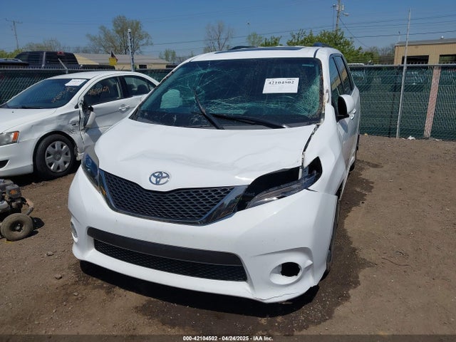 5TDXZ3DCXHS883219 Toyota Sienna Se Premium 8 Passenger