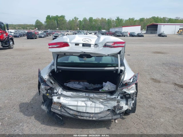5NPD84LF0JH221829 Hyundai ELANTRA SEL