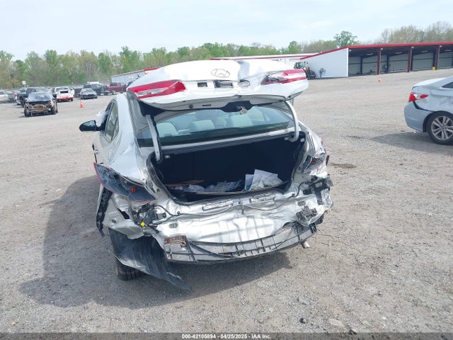 5NPD84LF0JH221829 Hyundai ELANTRA SEL