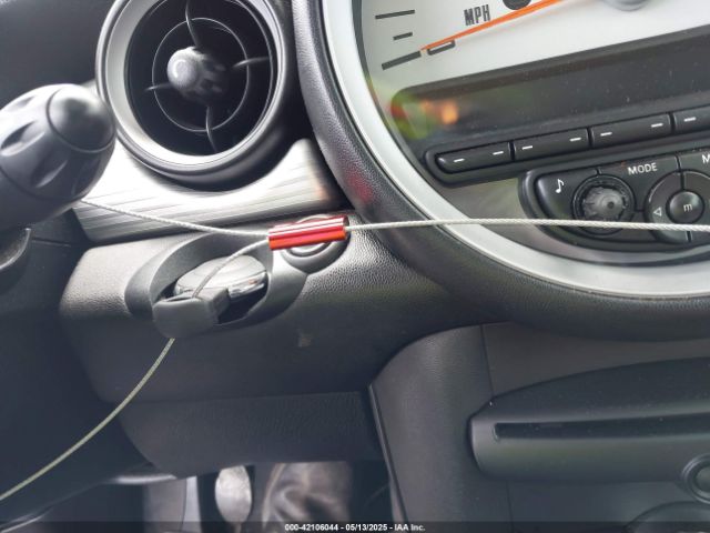 2011 MINI COOPER WMWSU3C59BT099700 Photo 10