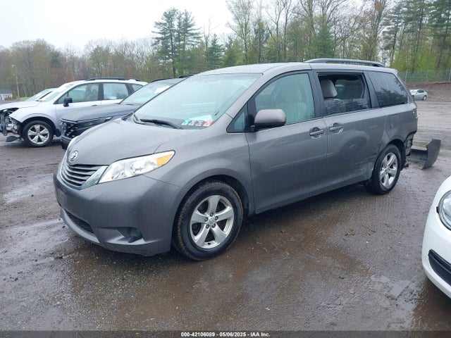 Toyota Sienna Le 8 Passenger 2015 5TDKK3DCXFS530765 Image 2