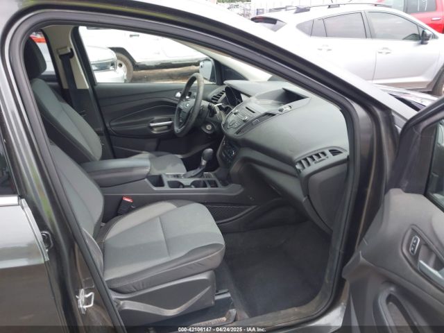 1FMCU0GDXHUC49237 Ford ESCAPE SE