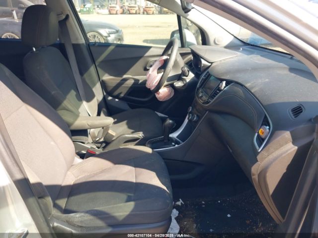 KL7CJKSB8LB033001 Chevrolet Trax Fwd Ls