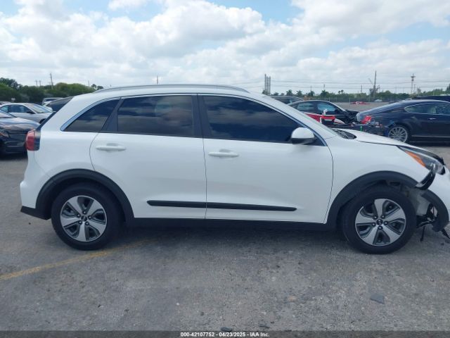 KNDCB3LC3L5423810 KIA NIRO LX
