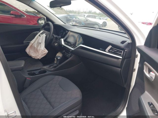 KNDCB3LC3L5423810 KIA NIRO LX