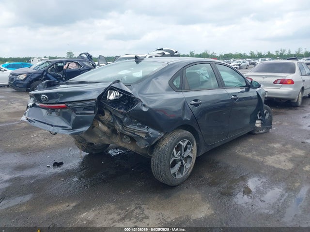 3KPF24AD9ME353962 KIA Forte Lxs