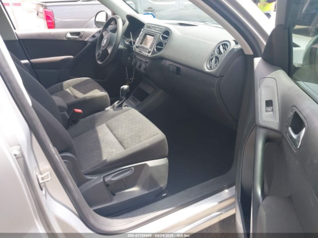 WVGAV7AX2HK043695 Volkswagen Tiguan 2.0t/2.0t S