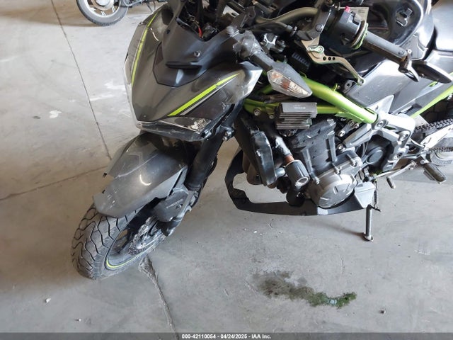 JKAZR2B17HDA17670 Kawasaki Z900