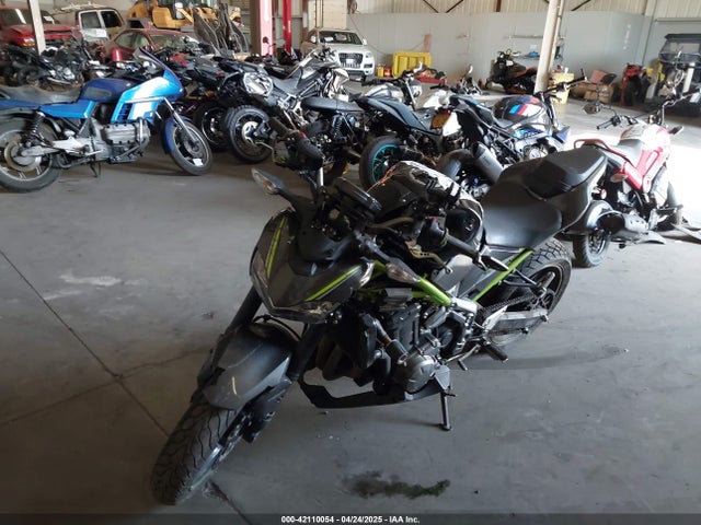 JKAZR2B17HDA17670 Kawasaki Z900