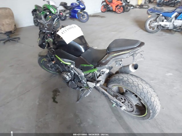 JKAZR2B17HDA17670 Kawasaki Z900