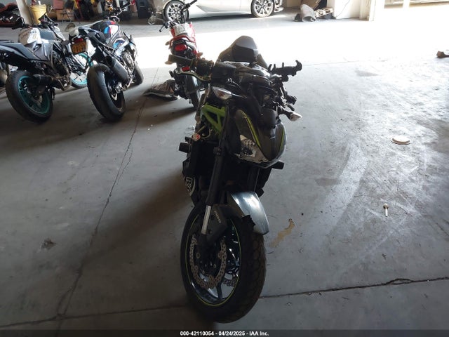 JKAZR2B17HDA17670 Kawasaki Z900