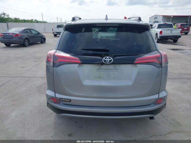 2T3NFREV9JW424156 Toyota RAV4 SE