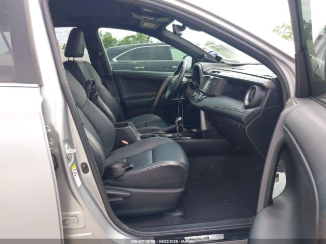 2T3NFREV9JW424156 Toyota RAV4 SE