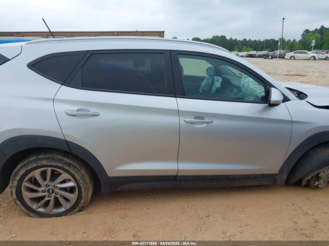 KM8J33A48GU116852 Hyundai TUCSON SE