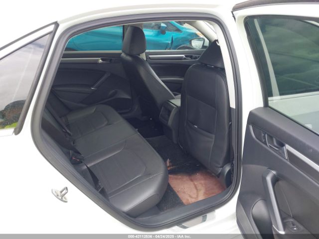 1VWDT7A36HC033652 Volkswagen Passat 1.8t R-line