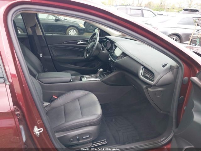W04GV8SXXJ1122153 Buick Regal Tourx Essence