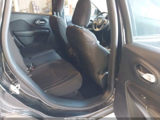 1C4PJLCB6GW356065 Jeep Cherokee Latitude