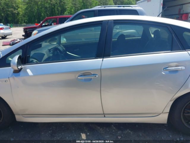 JTDKN3DU8F2000933 Toyota Prius Two