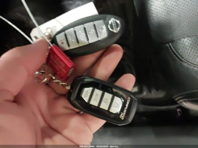 JN8AT2MV5HW009156 Nissan Rogue Sl