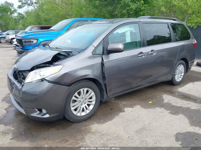 5TDYK3DC2FS556755 Toyota Sienna Xle Premium 8 Passenger
