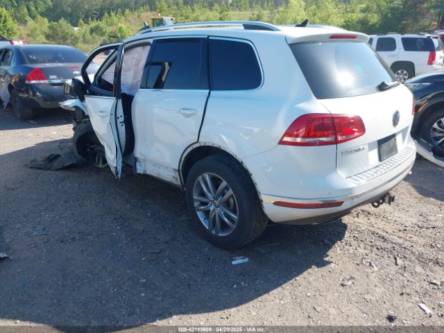 2016 VOLKSWAGEN TOUAREG WVGEP9BP4GD002364 Photo 2