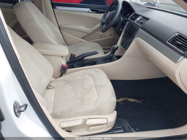 1VWAT7A3XHC051879 Volkswagen Passat 1.8t S