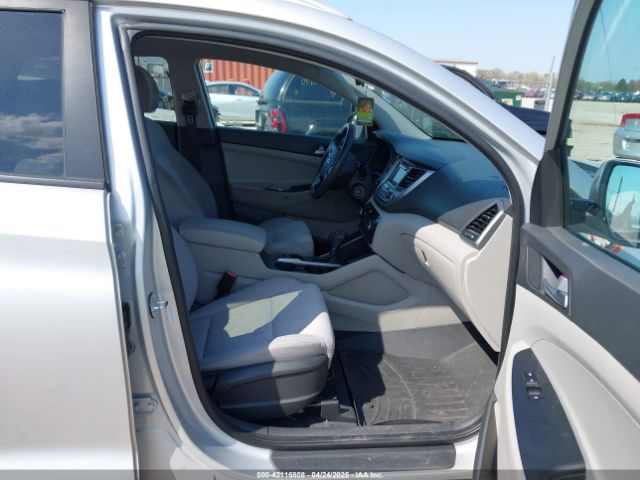 KM8J3CA49HU415672 Hyundai TUCSON SE