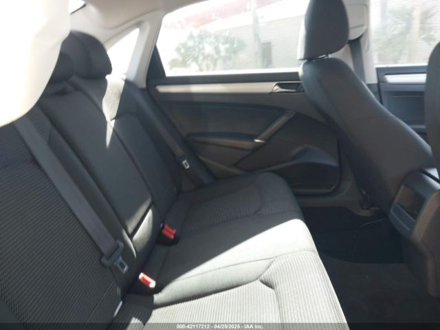 1VWAT7A33HC083492 Volkswagen Passat 1.8t S