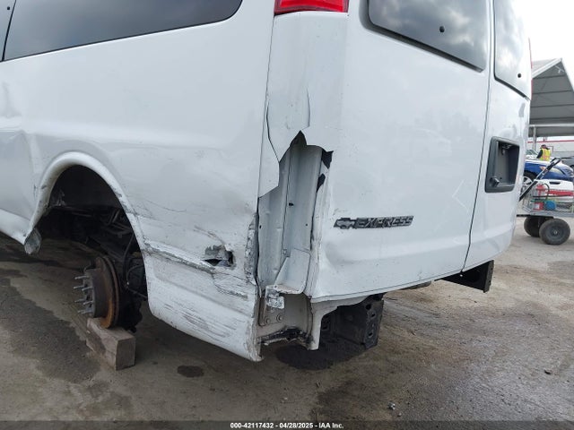 1GAZGPFG3K1158144 Chevrolet Express 3500 Lt