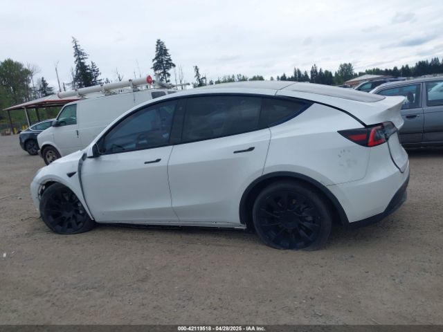 5YJYGDED9MF121828 Tesla Model Y Standard Range Rear-wheel Drive