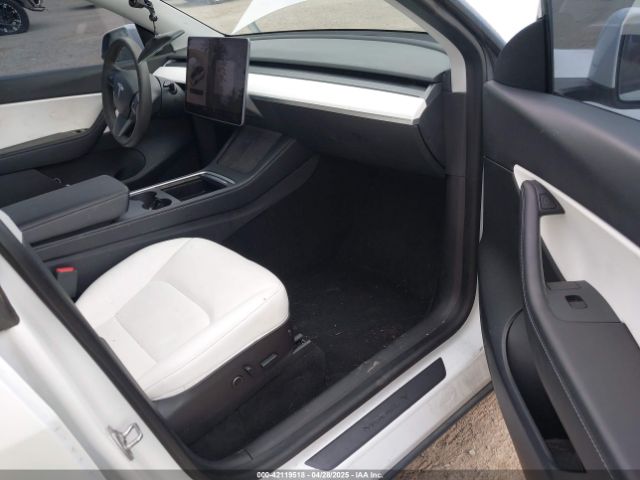 5YJYGDED9MF121828 Tesla Model Y Standard Range Rear-wheel Drive