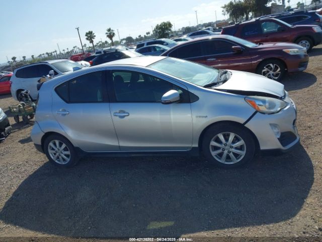 JTDKDTB3XH1598075 Toyota Prius C Two