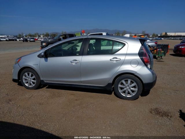 JTDKDTB3XH1598075 Toyota Prius C Two