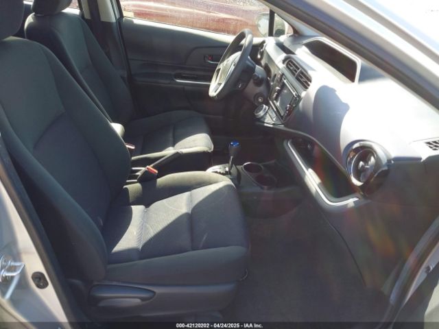 JTDKDTB3XH1598075 Toyota Prius C Two