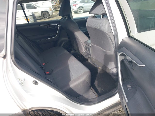2T3G1RFVXNC275270 Toyota RAV4 LE