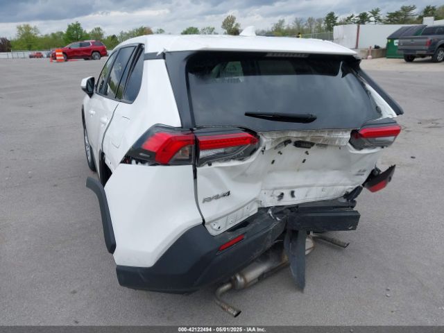 2T3G1RFV4RC403301 Toyota RAV4 LE