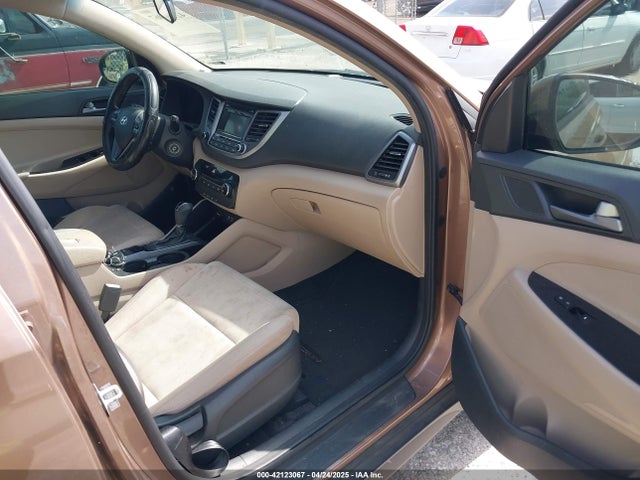 KM8J23A4XGU180300 Hyundai TUCSON SE