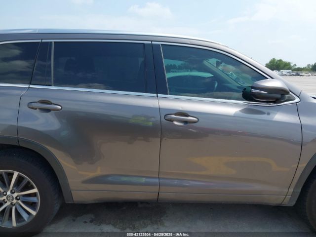 5TDKZRFH9JS539490 Toyota Highlander Xle