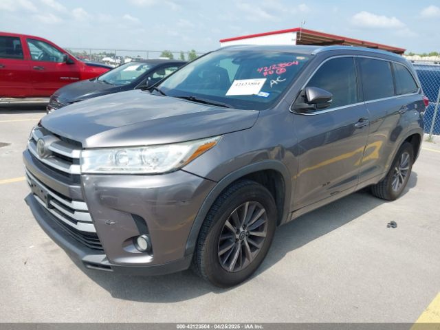 5TDKZRFH9JS539490 Toyota Highlander Xle