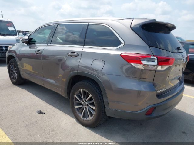 5TDKZRFH9JS539490 Toyota Highlander Xle