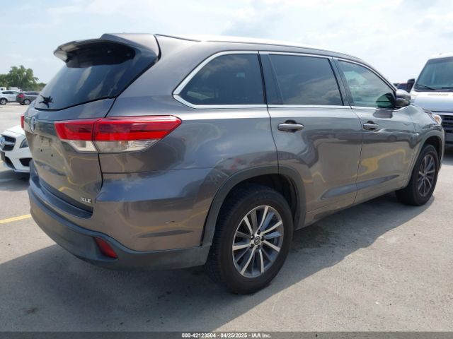 5TDKZRFH9JS539490 Toyota Highlander Xle