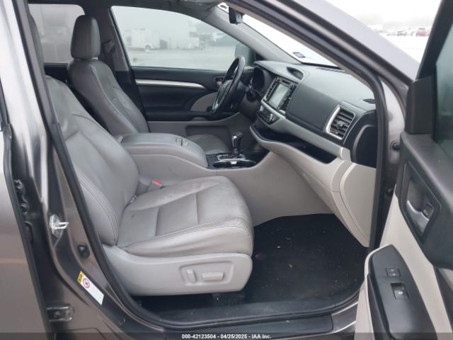 5TDKZRFH9JS539490 Toyota Highlander Xle