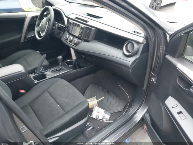 JTMZFREV7JJ743636 Toyota RAV4 LE