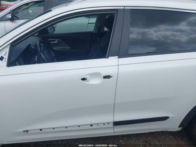 KNDCB3LCXH5074054 KIA NIRO LX